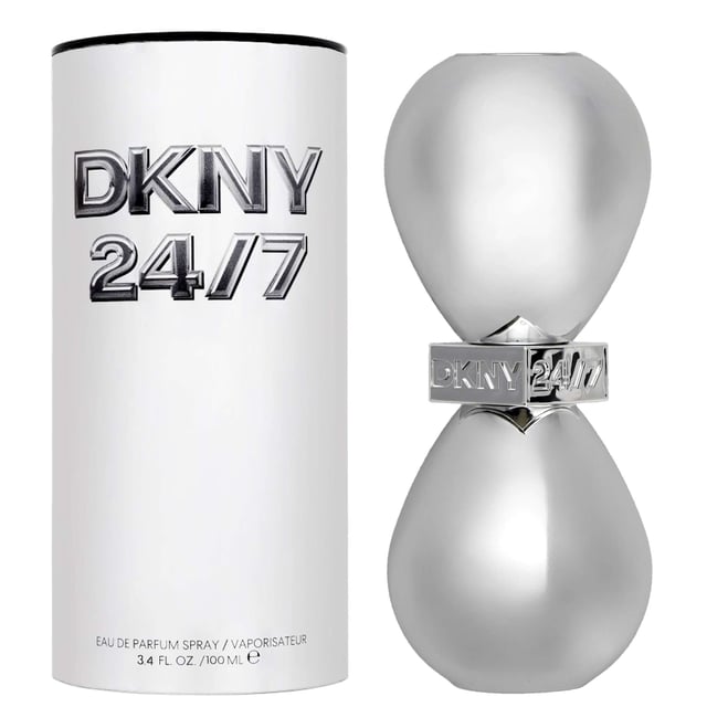 Erleben Sie den Reiz des DKNY 24/7 Eau de Parfum Sprays, einem atemberaubenden Floral Woody Musk Duft für Frauen, der 2024 lanciert wurde. Kreiert von dem angesehenen Parfumeur Frank Voelkl, fängt dieser Duft die Essenz moderner Weiblichkeit ein. Die Kopfnote eröffnet mit einer lebhaften Kombination aus Rosa Pfeffer und Rhabarber, gefolgt von einem Herzen voller saftiger Quitte, klassischer Rose, frischer Grüner Noten, berauschendem Jasmin Sambac und cremiger Tuberose. Abgerundet wird er mit einer warmen Basis aus Ambrox Super, sanftem Musk, Zedernholz und Sandelholz, die ein unvergessliches und verführerisches Aroma schafft, das schön verweilt.