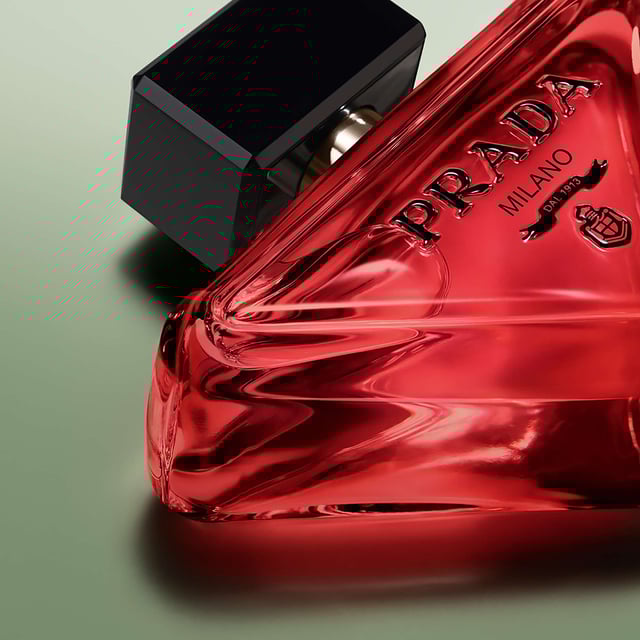 Experience the allure of Prada Paradoxe Radical Essence, a captivating feminine fragrance that redefines gourmand scents. This sophisticated parfum features an enchanting blend of unexpected gourmand notes. Delight in the floral sweetness of Neroli Oil and Orange Flower Heart Absolute, complemented by a surprising Salted Pistachio Accord that brings a roasted, salty twist. The base reveals a creamy Sandalwood Accord, adding depth and sensuality to this modern scent.
