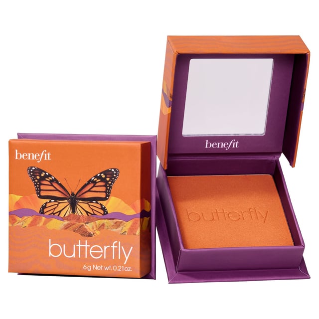 Discover the Benefit WANDERful World Golden Orange Blush, a silky-soft and blendable powder that glides on your skin. This 6g blush offers a natural-matte finish with an airbrushed effect, perfect for any occasion. It is sweatproof, humidity-proof, and smudge-proof, ensuring long-lasting wear. Infused with Freshwater Pearl and Synthetic Sapphire, it provides a luminous glow while leaving a light citrus-floral scent. Apply with a brush for desired coverage for best results.