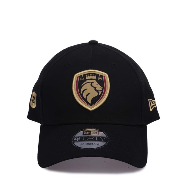 New Era Core 9FORTY Mostoles Cap in black.- Adjustable metal closure.- Structured crown and semi-curved visor.- Embroidered New Era flag at left.- 100% Cotton.- Ref: 60603647