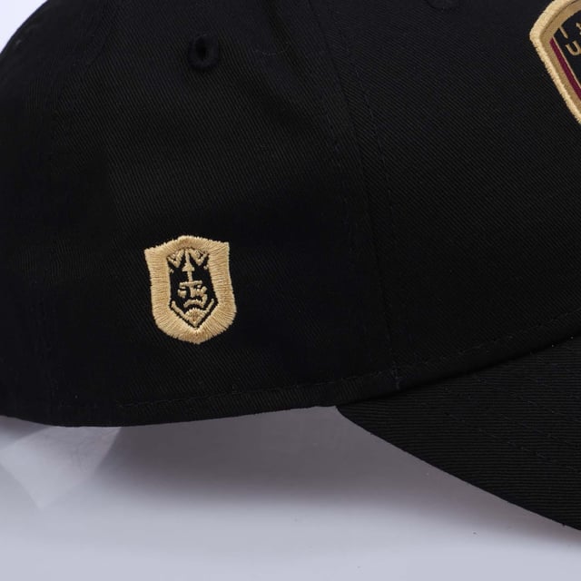 New Era Core 9FORTY Mostoles Cap in black.- Adjustable metal closure.- Structured crown and semi-curved visor.- Embroidered New Era flag at left.- 100% Cotton.- Ref: 60603647