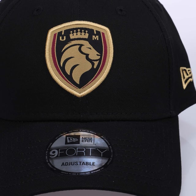 New Era Core 9FORTY Mostoles Cap in black.- Adjustable metal closure.- Structured crown and semi-curved visor.- Embroidered New Era flag at left.- 100% Cotton.- Ref: 60603647