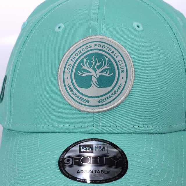 New Era Core 9FORTY Los Troncos Cap in turquoise.- Adjustable metal closure.- Curved visor.- Contoured crown.- Embroidered New Era flag at left.- Embroidered Celtic crest.- 100% Cotton.- Ref: 60603648