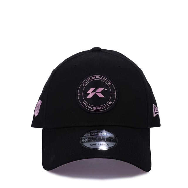 New Era Core 9FORTY Cap in black.- Adjustable metal closure.- Structured crown and semi-curved visor.- Embroidered New Era flag at left.- 100% Cotton.- Ref: 60603654