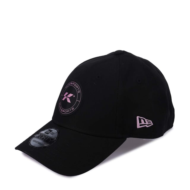 New Era Core 9FORTY Cap in black.- Adjustable metal closure.- Structured crown and semi-curved visor.- Embroidered New Era flag at left.- 100% Cotton.- Ref: 60603654