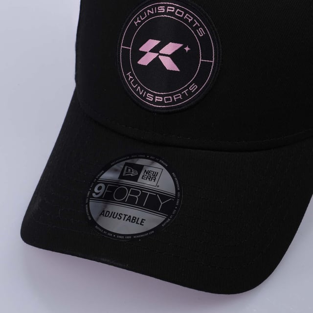 New Era Core 9FORTY Cap in black.- Adjustable metal closure.- Structured crown and semi-curved visor.- Embroidered New Era flag at left.- 100% Cotton.- Ref: 60603654