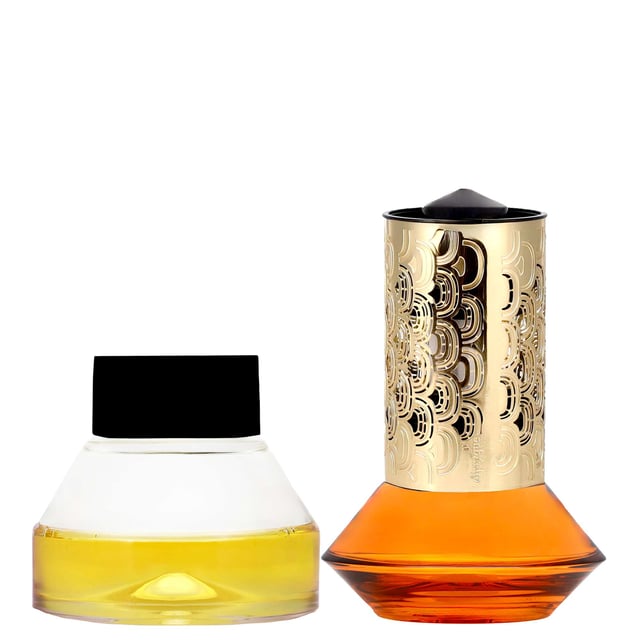 Diptyque Fleur d'Oranger Hourglass Diffuser - Elegant Home Fragrance - 75ml Experience the enchanting aroma of Diptyque Fleur d'Oranger Hourglass Diffuser, a sophisticated home fragrance solution. This exquisite diffuser features the uplifting scent of orange blossoms, combined with refreshing orange tree notes and a hint of spicy undertones. Its elegant hourglass design not only adds a touch of luxury to your decor but also ensures a gradual and consistent release of fragrance, creating a warm and inviting atmosphere in any space. Perfect for enhancing your bath and body gift sets or simply elevating your home ambiance.