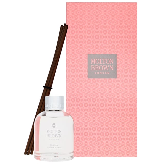 Molton Brown Delicious Rhubarb & Rose Fragrance Diffuser - 150ml Transform your space with the Molton Brown Delicious Rhubarb & Rose Aroma Reeds. This luxurious diffuser creates a welcoming atmosphere filled with delightful gourmand fragrances. Experience the invigorating notes of grapefruit, yuzu, and lemongrass that awaken the senses, followed by the sweet heart of rhubarb, rose, and spearmint. The warm base of vanilla, musk, and spun sugar provides a comforting finish. Simply let the reeds absorb the scented oil and place them in a central location to enjoy the captivating aroma. Elevate your home with this cruelty-free, elegant diffuser.