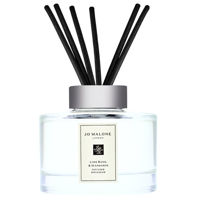 Jo Malone Lime Basil & Mandarin Aroma Diffuser - Citrus Bliss for Your Home - 542g Experience the refreshing scent of Jo Malone Lime Basil & Mandarin Diffuser, an iconic fragrance launched in 1999. This aromatic diffuser features a vibrant top note of zesty Mandarin, complemented by a rich earthy Basil heart, and anchored by a warm Amberwood base. Ideal for creating a soothing atmosphere in any room, this elegant diffuser adds a touch of luxury to your home. Please note that we cannot ship fragrances over 150ml outside of the UK, and packaging may vary. Transform your space with this exquisite scent today!