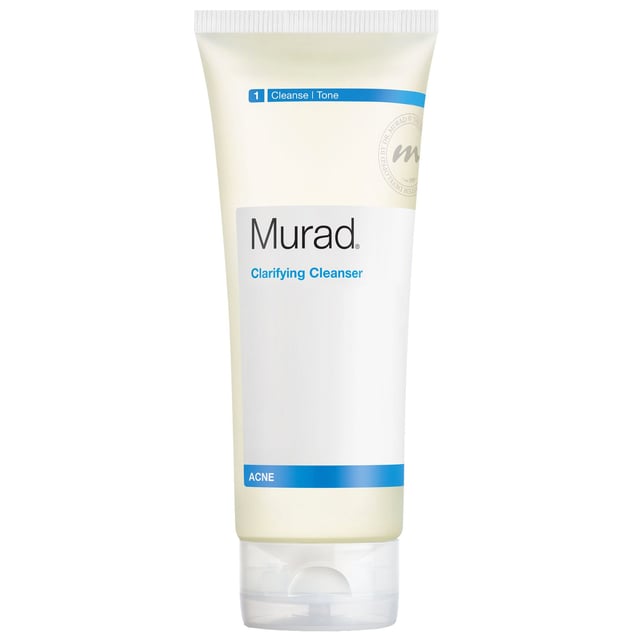 Entdecken Sie den Murad Blemish Control Clarifying Cleanser, einen täglichen Gelreiniger, der speziell für fettige und unreinere Haut entwickelt wurde. Diese kraftvolle Formel bekämpft effektiv Unreinheiten, minimiert Makel und hilft, Akne und Hautausschläge vorzubeugen. Angereichert mit antioxidativem grünem Extrakt dringt sie tief in die Poren ein, um abgestorbene Hautzellen, überschüssigen Talg und Bakterien zu entfernen und Ihre Haut erfrischt und verjüngt zu hinterlassen. Verwandeln Sie Ihre Reinigungsroutine: Tragen Sie eine kleine Menge auf die feuchte Haut auf, schäumen Sie sanft und spülen Sie gründlich ab für einen sauberen, gesunden Teint. Perfekt für Frauen, die eine klarere Haut suchen.