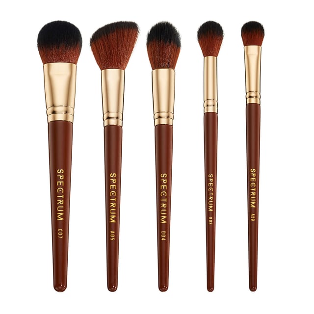 Achieve a stunning makeup look with the Spectrum Pantherine 5 Piece Face Brush Set. This essential set features silky-soft bristles designed to create a flawless base. Included are two foundation brushes for achieving both a light, dewy finish and full coverage, an angled cheek brush perfect for contouring or applying blush, a mini paddle brush ideal for setting powder, and a tapered fluffy brush for highlighting. With elegantly tapered glossy caramel handles and shiny gold ferrules, this set combines functionality with style, making it perfect for every makeup enthusiast.