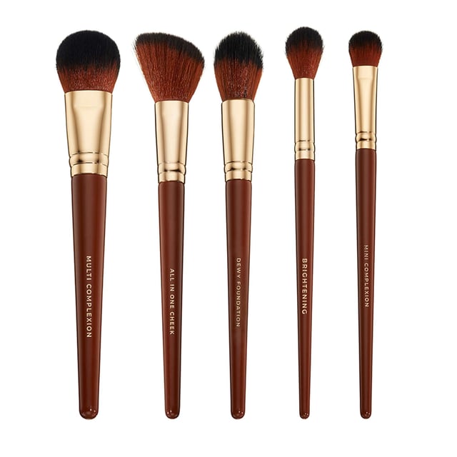 Achieve a stunning makeup look with the Spectrum Pantherine 5 Piece Face Brush Set. This essential set features silky-soft bristles designed to create a flawless base. Included are two foundation brushes for achieving both a light, dewy finish and full coverage, an angled cheek brush perfect for contouring or applying blush, a mini paddle brush ideal for setting powder, and a tapered fluffy brush for highlighting. With elegantly tapered glossy caramel handles and shiny gold ferrules, this set combines functionality with style, making it perfect for every makeup enthusiast.