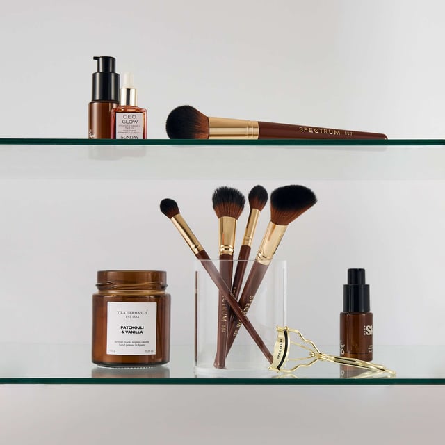 Achieve a stunning makeup look with the Spectrum Pantherine 5 Piece Face Brush Set. This essential set features silky-soft bristles designed to create a flawless base. Included are two foundation brushes for achieving both a light, dewy finish and full coverage, an angled cheek brush perfect for contouring or applying blush, a mini paddle brush ideal for setting powder, and a tapered fluffy brush for highlighting. With elegantly tapered glossy caramel handles and shiny gold ferrules, this set combines functionality with style, making it perfect for every makeup enthusiast.