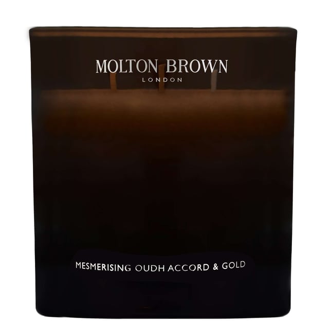 Experience the enchanting scent of the Molton Brown Oudh Accord & Gold Candle, a luxurious addition to any space. Launched in 2015, this captivating fragrance features top notes of cinnamon leaf, nutmeg, and bergamot, blended with heart notes of elemi, myrrh, and black tea. The base notes of oudh, vetiver, and honey create a warm and inviting atmosphere. This cruelty-free candle, approved by Leaping Bunny, is perfect for gifting or indulging yourself. Enjoy its 600g size for long-lasting fragrance.