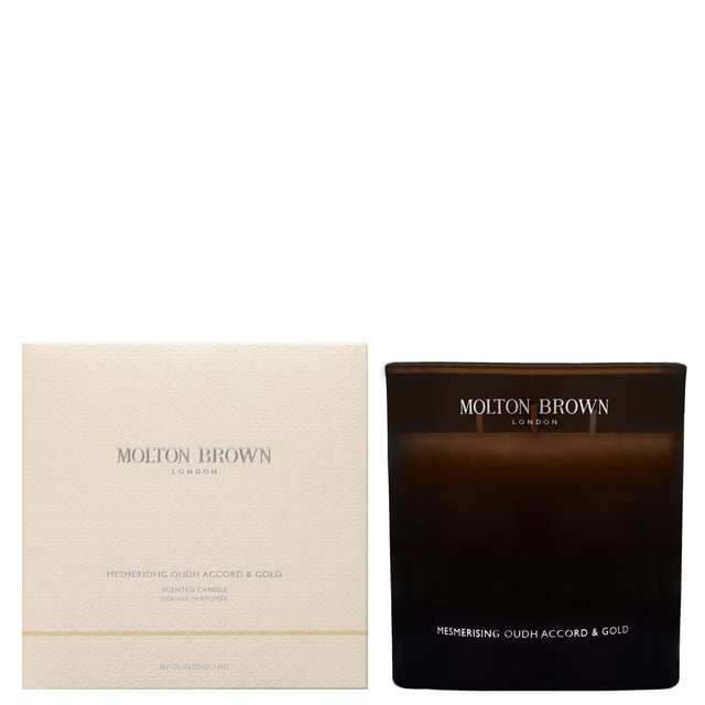 Experience the enchanting scent of the Molton Brown Oudh Accord & Gold Candle, a luxurious addition to any space. Launched in 2015, this captivating fragrance features top notes of cinnamon leaf, nutmeg, and bergamot, blended with heart notes of elemi, myrrh, and black tea. The base notes of oudh, vetiver, and honey create a warm and inviting atmosphere. This cruelty-free candle, approved by Leaping Bunny, is perfect for gifting or indulging yourself. Enjoy its 600g size for long-lasting fragrance.