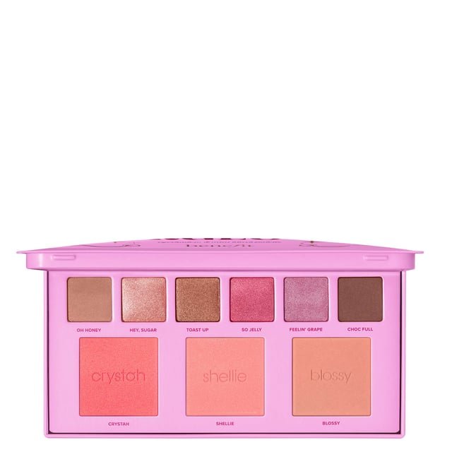 Benefit Limited Edition Treat Yourself Gorgeous! Eyeshadow and Blush Palette - 302 grams Indulge yourself with the Benefit Limited Edition Treat Yourself Gorgeous! Palette, featuring an exquisite collection of mini cheek treats and eyeshadows. This set includes silky-soft, buildable blushes in delightful pinks and peaches, perfect for achieving a radiant glow. Choose from Shellie for a soft shimmer, Crystah for a strawberry pink flush, or Blossy for a matte apricot finish. Plus, enjoy six stunning eyeshadows in both shimmer and matte finishes. Ideal for any occasion, this palette is a must-have for beauty enthusiasts.