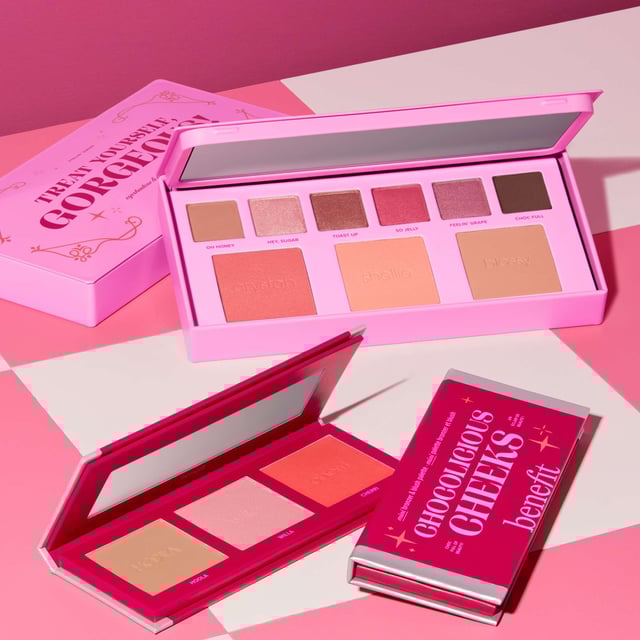 Benefit Limited Edition Treat Yourself Gorgeous! Eyeshadow and Blush Palette - 302 grams Indulge yourself with the Benefit Limited Edition Treat Yourself Gorgeous! Palette, featuring an exquisite collection of mini cheek treats and eyeshadows. This set includes silky-soft, buildable blushes in delightful pinks and peaches, perfect for achieving a radiant glow. Choose from Shellie for a soft shimmer, Crystah for a strawberry pink flush, or Blossy for a matte apricot finish. Plus, enjoy six stunning eyeshadows in both shimmer and matte finishes. Ideal for any occasion, this palette is a must-have for beauty enthusiasts.