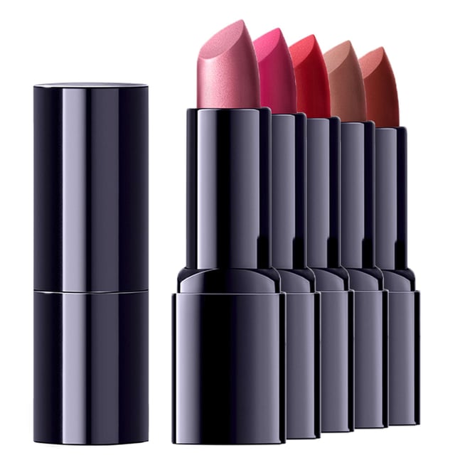 Entdecken Sie die Schönheit des Dr. Hauschka Lippenstifts in dem atemberaubenden Farbton Mandevilla. Dieser 100 % natürliche und biologische Lippenstift ist von NATRUE zertifiziert und erfüllt die höchsten Qualitätsstandards. Frei von synthetischen Duftstoffen, Farbstoffen und Konservierungsstoffen ist er perfekt für empfindliche Haut. Angereichert mit Mineralpigmenten und pflegenden pflanzlichen Inhaltsstoffen wie Rosenblättern, Mandelöl und Carnaubawachs bietet er intensive Farbe und einen sanften Schimmer, während er Ihre Lippen mit Feuchtigkeit versorgt. Heben Sie Ihre Make-up-Routine mit dieser umweltfreundlichen Wahl hervor.