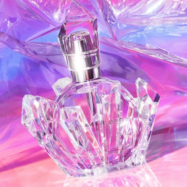 Discover the enchanting Ariana Grande R.E.M. Eau de Parfum Spray, a captivating floral fragrance designed for women. This 50ml perfume opens with a delightful blend of sweet quince, fig, marshmallow, and salted caramel, creating a unique gourmand experience. The heart features fresh pear and lavender blossoms, adding a touch of floral elegance. Finally, the base notes of tonka bean, sandalwood, and white musk provide a warm and inviting finish. Perfect for those who dare to dream, this new fragrance embodies cosmic wonder and femininity.