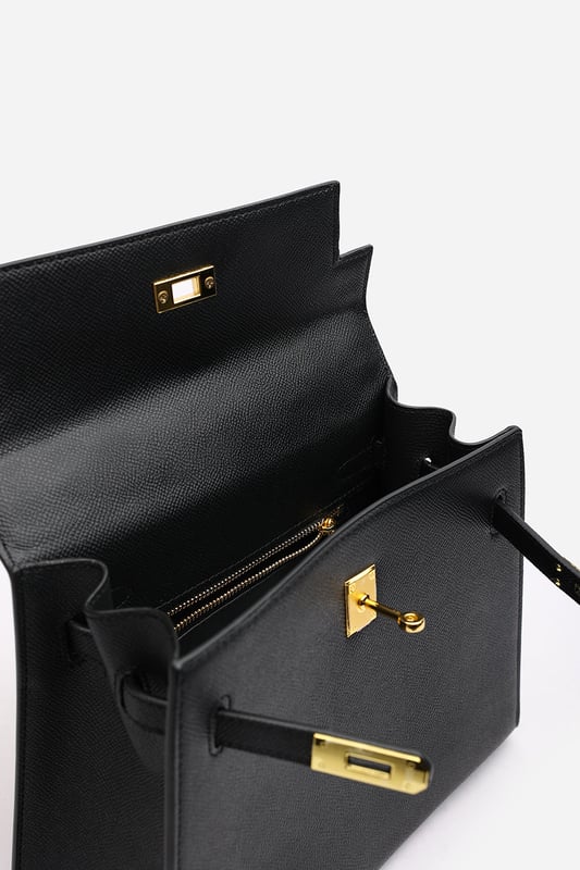 Elevate your everyday ensemble with this Lluvia Top Handle Satchel Mini Tote Bag, a timeless choice for modern elegance. Featuring a structured silhouette and refined grain-textured finish, this handbag blends style and practicality effortlessly. The polished gold-tone turn-lock closure adds a touch of sophistication. Ideal for work or weekend outings, it’s compact yet roomy enough for your essentials. Key Features: • Material: Textured faux leather with contrast stitching • Dimensions: 25cm (L) x 20cm (H) x 11cm (W) • Fastening: Gold-tone turn-lock flap closure • Detail: Minimalist top handle design with structured base and sleek finish 