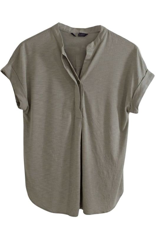 This top is the perfect everyday piece for your summer wardrobe. Made in a soft, breathable jersey fabric; the pleat front and curved hem create a stylish, flattering silhouette. Pair it with jeans and flats for a casual-cool look, or dress it up with trousers and heels for the office. It's the versatile wardrobe staple you'll reach for time and time again.
Marl Jersey Viscose Fabric
Mandarin Collar
26" Shoulder to Hem
Short Sleeve
Sizing: As expected
Fit: Relaxed.
