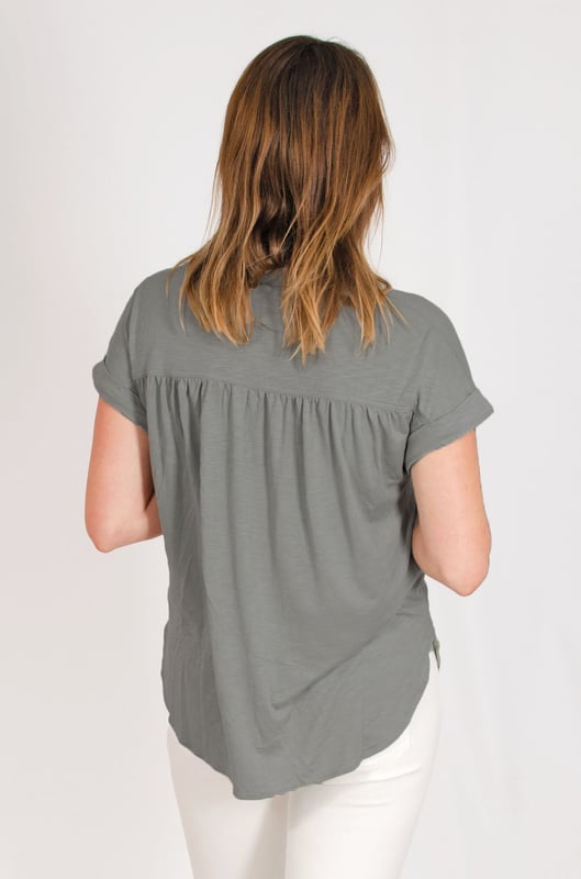 This top is the perfect everyday piece for your summer wardrobe. Made in a soft, breathable jersey fabric; the pleat front and curved hem create a stylish, flattering silhouette. Pair it with jeans and flats for a casual-cool look, or dress it up with trousers and heels for the office. It's the versatile wardrobe staple you'll reach for time and time again.
Marl Jersey Viscose Fabric
Mandarin Collar
26" Shoulder to Hem
Short Sleeve
Sizing: As expected
Fit: Relaxed.