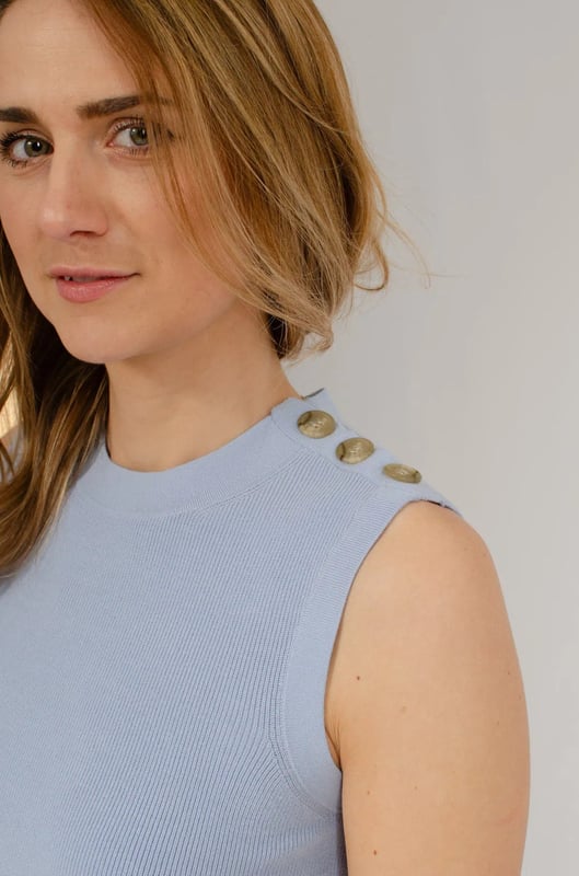 Sleeveless Long Knit Top Button Shoulder This stylish top is designed to flatter your figure, with a flowing longline cut and asymmetric hemline. The clean lines and easy movement make it perfect for on-the-go wear. Complete with button detailing on one shoulder, this sleeveless jumper is perfect for any occasion.
Fine Smooth Knit Fabric
Crew Neckline
Sleeveless
Sizing: As expected
Length: 29" Shoulder to Hem.