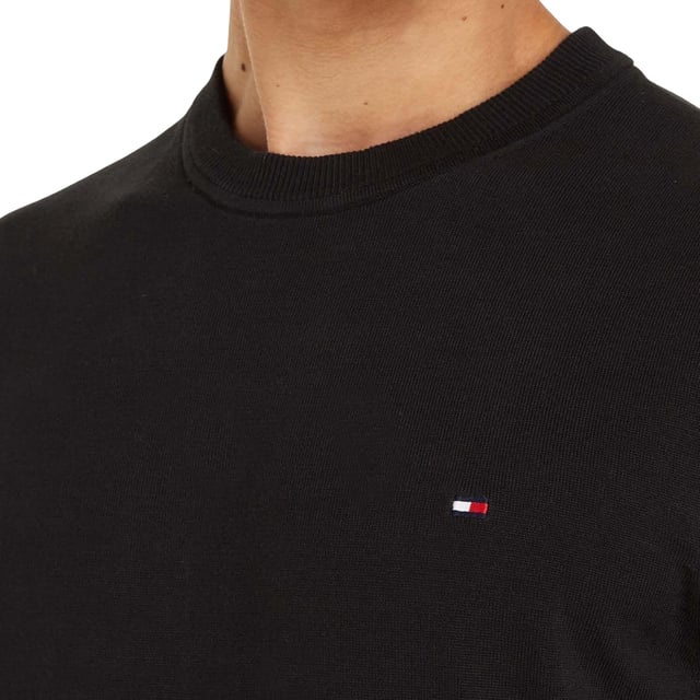 Tommy Hilfiger - "1985" Pullover Top Rundhalsausschnitt für Herren (Schwarz) 81% Bio-Baumwolle, 19% Polyester. Gewebe: Jerseyware. Design: Gesticktes Logo, Unifarben. Saum: gerippt. Rundhalsausschnitt, gerippt. Langärmlig. Bündchen: gerippt. Zum Überziehen. XS: 86,36 cm. S: 96,52 cm. M: 102 cm. L: 107 cm. XL: 112 cm. XXL: 116,84 cm.