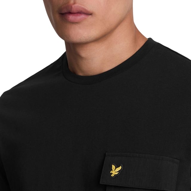 100% Katoen. Ontwerp: Logo, eenvoudig. Zakken: 1 borstzak, klepsluiting. Hals: Crew Neck. Mouwtype: Korte mouwen. Geschikt: Regelmatig. XS: 34,5 in. S: 37 in. M: 39 in. L: 41,5 in.