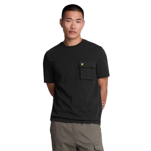 100% Katoen. Ontwerp: Logo, eenvoudig. Zakken: 1 borstzak, klepsluiting. Hals: Crew Neck. Mouwtype: Korte mouwen. Geschikt: Regelmatig. XS: 34,5 in. S: 37 in. M: 39 in. L: 41,5 in.