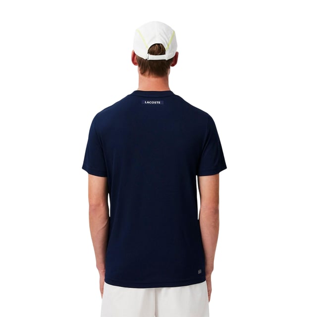 100% Polyester. Stof: Pique. Ontwerp: Contraststreep, effen, siliconen logo. Hals: Crew Neck. Mouwtype: Korte mouwen. Stoftechnologie: Vochtafvoerend, Ultra Dry. Geschikt: Regelmatig. Duurzaamheid: Gemaakt van gerecycled materiaal. XS: 34 in.