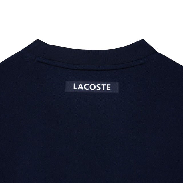 100% Polyester. Stof: Pique. Ontwerp: Contraststreep, effen, siliconen logo. Hals: Crew Neck. Mouwtype: Korte mouwen. Stoftechnologie: Vochtafvoerend, Ultra Dry. Geschikt: Regelmatig. Duurzaamheid: Gemaakt van gerecycled materiaal. XS: 34 in.