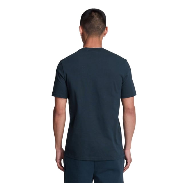 100% Katoen. Ontwerp: Logo, eenvoudig. Zakken: 1 borstzak, klepsluiting. Hals: Crew Neck. Mouwtype: Korte mouwen. Geschikt: Regelmatig. XS: 34,5 in. S: 37 in. M: 39 in. L: 41,5 in.