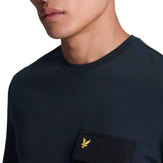 100% Katoen. Ontwerp: Logo, eenvoudig. Zakken: 1 borstzak, klepsluiting. Hals: Crew Neck. Mouwtype: Korte mouwen. Geschikt: Regelmatig. XS: 34,5 in. S: 37 in. M: 39 in. L: 41,5 in.