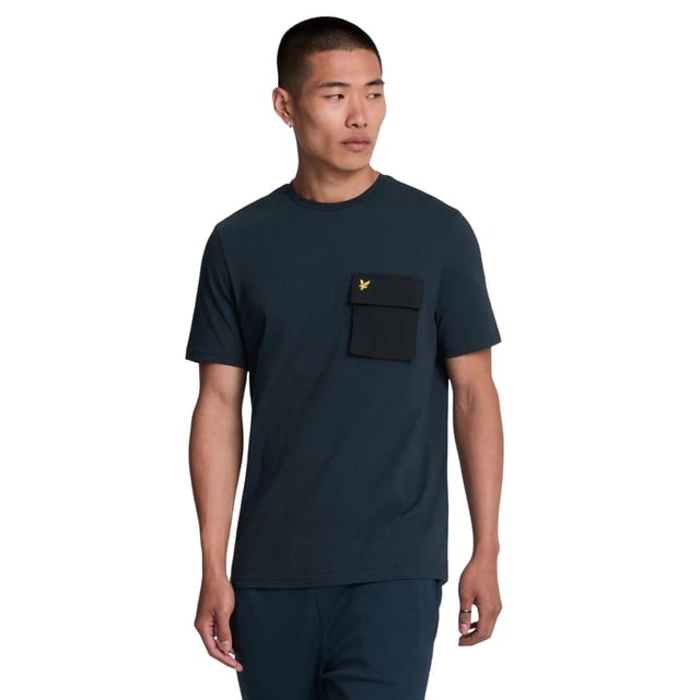 100% Katoen. Ontwerp: Logo, eenvoudig. Zakken: 1 borstzak, klepsluiting. Hals: Crew Neck. Mouwtype: Korte mouwen. Geschikt: Regelmatig. XS: 34,5 in. S: 37 in. M: 39 in. L: 41,5 in.