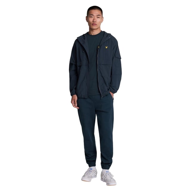 100% Katoen. Ontwerp: Logo, eenvoudig. Zakken: 1 borstzak, klepsluiting. Hals: Crew Neck. Mouwtype: Korte mouwen. Geschikt: Regelmatig. XS: 34,5 in. S: 37 in. M: 39 in. L: 41,5 in.