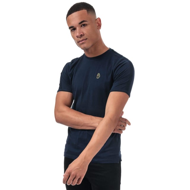 100% Katoen. Ontwerp: Geborduurd logo, Effen. Halslijn: Crew Neck, Ribbed. Manchet: Ribbel. Mouwtype: Korte mouwen. Hem: Zijwaartse ventilatieopeningen. Merkband. M: 40 in.