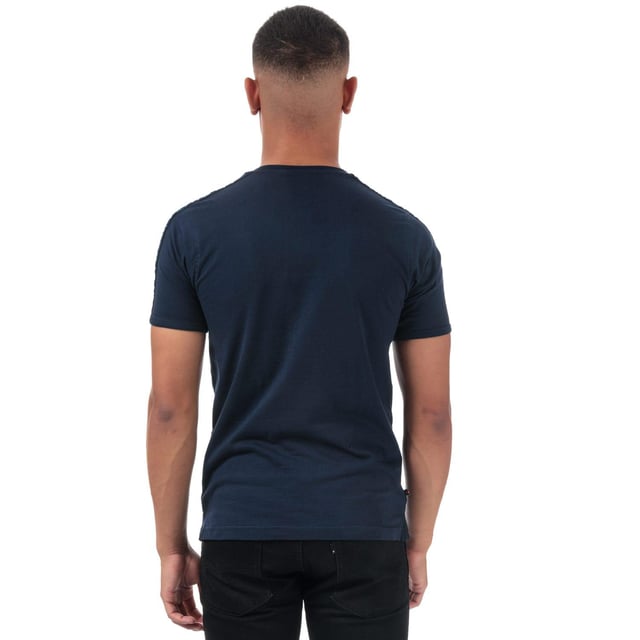 100% Katoen. Ontwerp: Geborduurd logo, Effen. Halslijn: Crew Neck, Ribbed. Manchet: Ribbel. Mouwtype: Korte mouwen. Hem: Zijwaartse ventilatieopeningen. Merkband. M: 40 in.