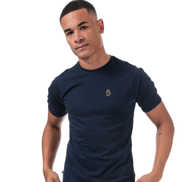 100% Katoen. Ontwerp: Geborduurd logo, Effen. Halslijn: Crew Neck, Ribbed. Manchet: Ribbel. Mouwtype: Korte mouwen. Hem: Zijwaartse ventilatieopeningen. Merkband. M: 40 in.