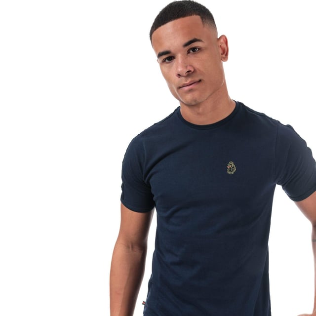 100% Katoen. Ontwerp: Geborduurd logo, Effen. Halslijn: Crew Neck, Ribbed. Manchet: Ribbel. Mouwtype: Korte mouwen. Hem: Zijwaartse ventilatieopeningen. Merkband. M: 40 in.