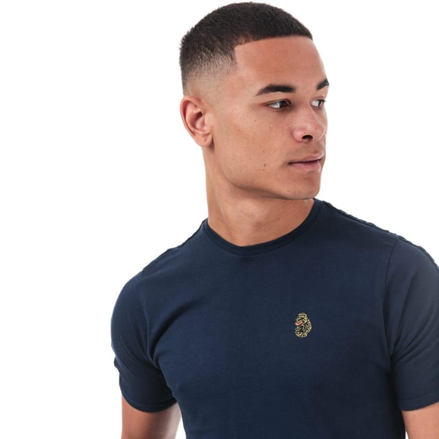 100% Katoen. Ontwerp: Geborduurd logo, Effen. Halslijn: Crew Neck, Ribbed. Manchet: Ribbel. Mouwtype: Korte mouwen. Hem: Zijwaartse ventilatieopeningen. Merkband. M: 40 in.