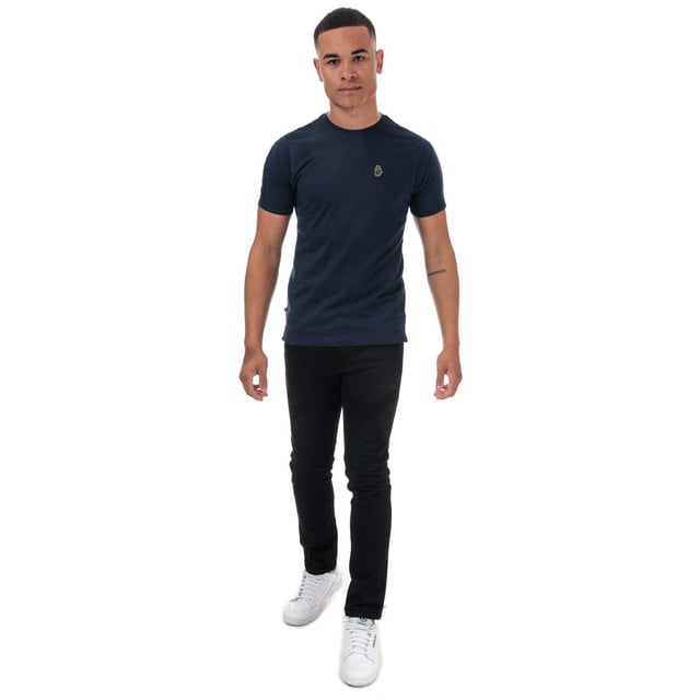 100% Katoen. Ontwerp: Geborduurd logo, Effen. Halslijn: Crew Neck, Ribbed. Manchet: Ribbel. Mouwtype: Korte mouwen. Hem: Zijwaartse ventilatieopeningen. Merkband. M: 40 in.