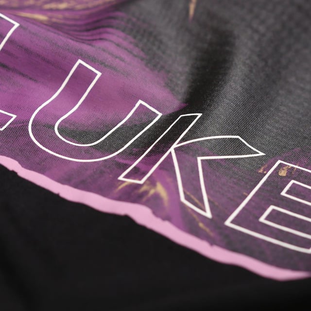 100% Katoen. Ontwerp: Blad, Logo, Bedrukt. Halslijn: Crew Neck, Ribbed. Mouwtype: Korte mouwen. Stoftechnologie: Zwaargewicht, Zacht. 220gsm. S: 38 in. M: 40 in. L: 44 in. XL: 48 in.