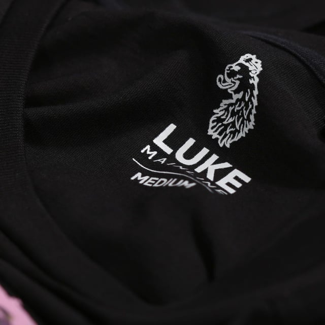 100% Katoen. Ontwerp: Blad, Logo, Bedrukt. Halslijn: Crew Neck, Ribbed. Mouwtype: Korte mouwen. Stoftechnologie: Zwaargewicht, Zacht. 220gsm. S: 38 in. M: 40 in. L: 44 in. XL: 48 in.