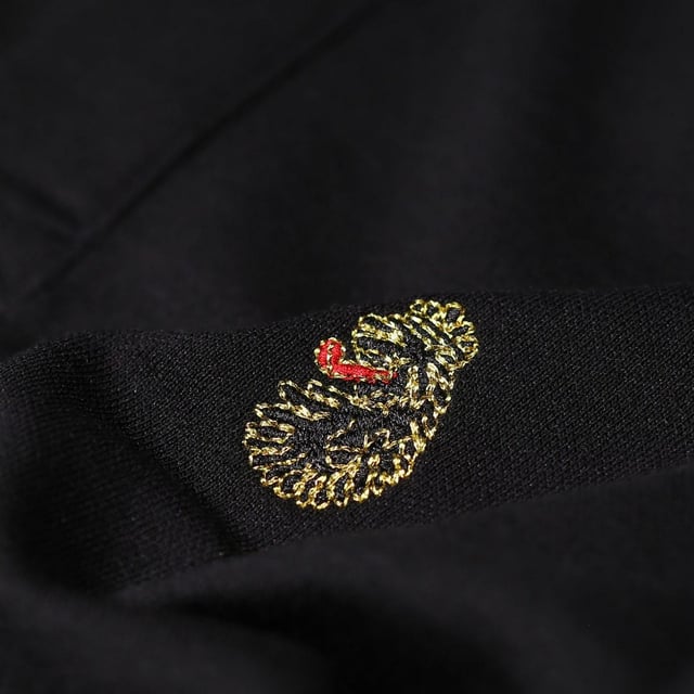36% Modal, 33% Katoen, 31% Polyester. Ontwerp: Geborduurd logo. Halslijn: Geribd, getipt, omgeslagen kraag. Manchet: Geribd, Getipt. Mouwtype: Korte mouwen. Klep met 3 knopen, Binnenklep, Taps toelopend, Boorddetail. Geschikt: Regelmatig. 235gsm. S: 38 in. M: 40 in.