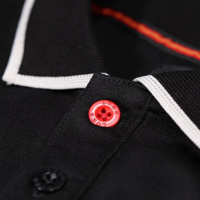 36% Modal, 33% Katoen, 31% Polyester. Ontwerp: Geborduurd logo. Halslijn: Geribd, getipt, omgeslagen kraag. Manchet: Geribd, Getipt. Mouwtype: Korte mouwen. Klep met 3 knopen, Binnenklep, Taps toelopend, Boorddetail. Geschikt: Regelmatig. 235gsm. S: 38 in. M: 40 in.