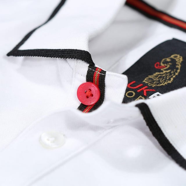 36% Modal, 33% Katoen, 31% Polyester. Ontwerp: Geborduurd logo. Halslijn: Geribd, getipt, omgeslagen kraag. Manchet: Geribd, Getipt. Mouwtype: Korte mouwen. Klep met 3 knopen, Binnenklep, Taps toelopend, Boorddetail. Geschikt: Regelmatig. 235gsm. S: 38 in. M: 40 in.