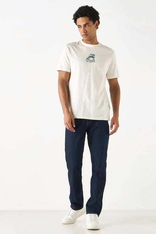 Experience quality and comfort with these Lee Cooper jeans. Crafted from a blend of cotton and elastane, they are durable and flexible. The classic plain design, mid-rise waist, and slim fit make them a versatile choice for any modern man's wardrobe.

32" Inside Leg.