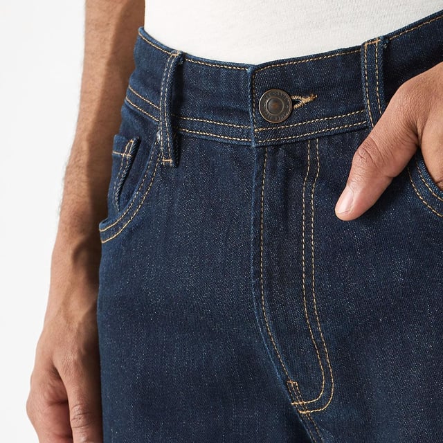 Experience quality and comfort with these Lee Cooper jeans. Crafted from a blend of cotton and elastane, they are durable and flexible. The classic plain design, mid-rise waist, and slim fit make them a versatile choice for any modern man's wardrobe.

32" Inside Leg.