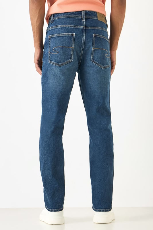 Experience quality and comfort with these Lee Cooper jeans. Crafted from a blend of cotton and elastane, they are durable and flexible. The classic plain design, mid-rise waist, and slim fit make them a versatile choice for any modern man's wardrobe.

32" Inside Leg.